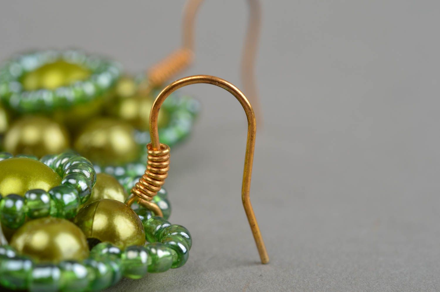 Boucles d'oreilles en perles fantaisie et perles de rocaille faites main vertes photo 4