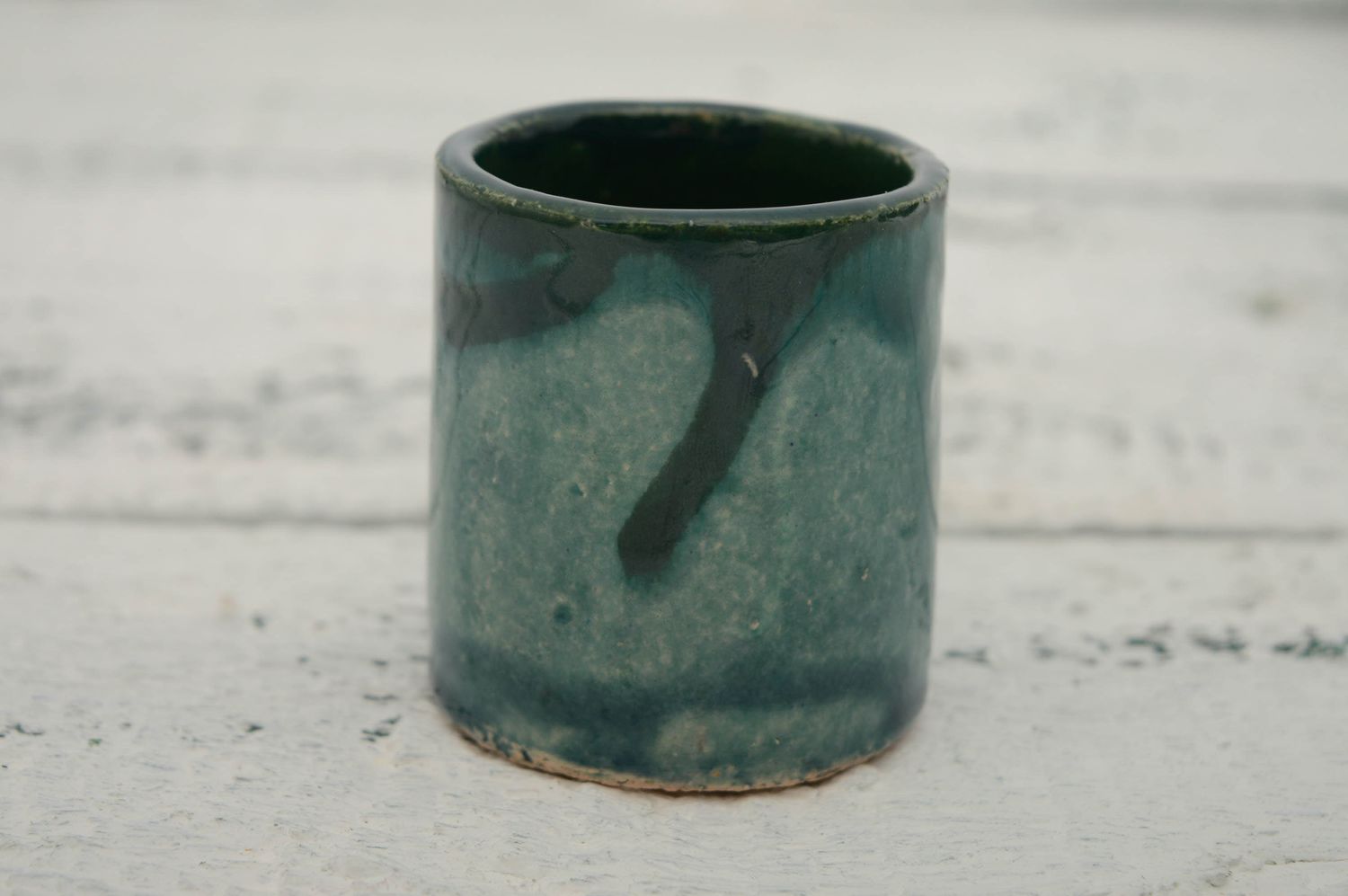 Petit verre en argile peint d'engobes vert fait main 7 cl photo 1