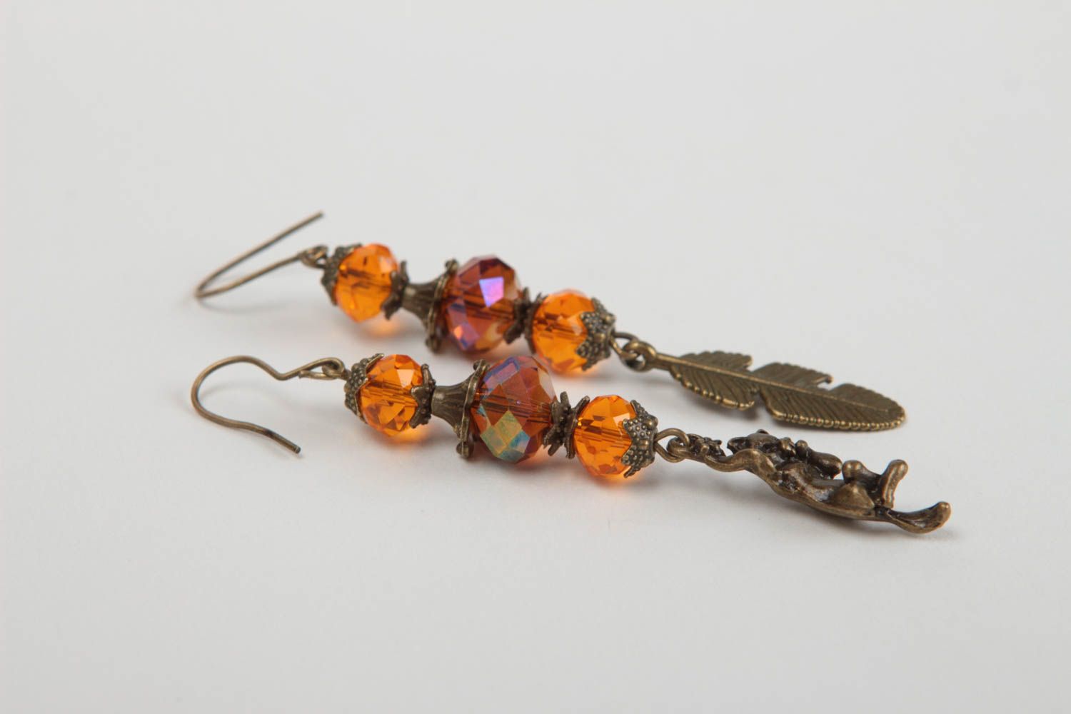 Schöne braune feine elegante handgemachte Ohrringe aus Metall mit Glasperlen foto 3