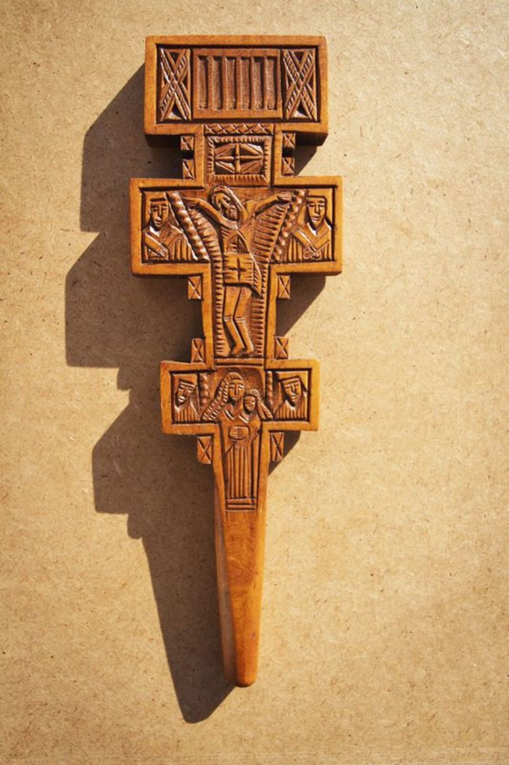 Настенный деревянный крест фото 2