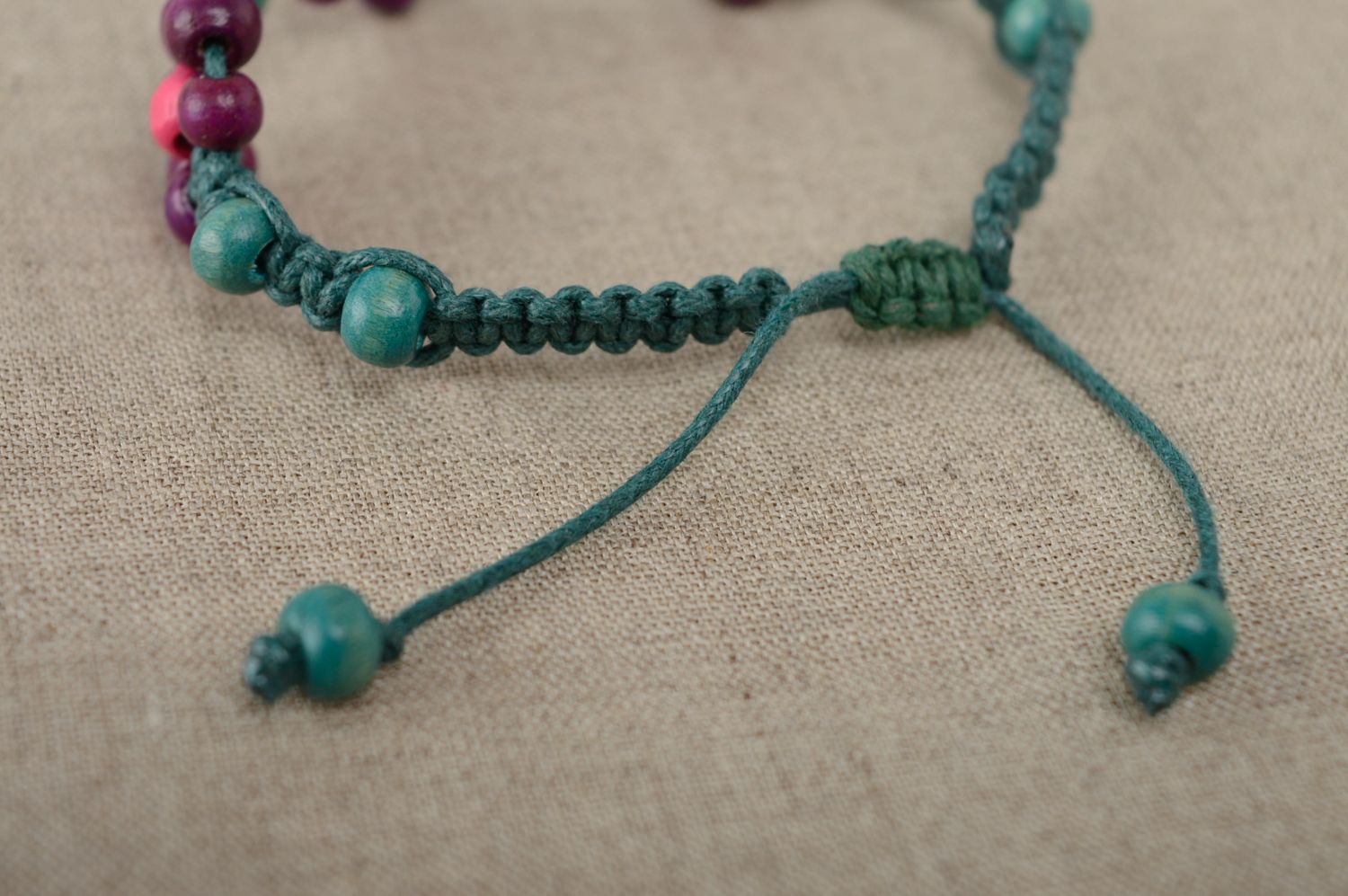 Bracelet en macramé lacet ciré et perles multicolores en bois fait main photo 4