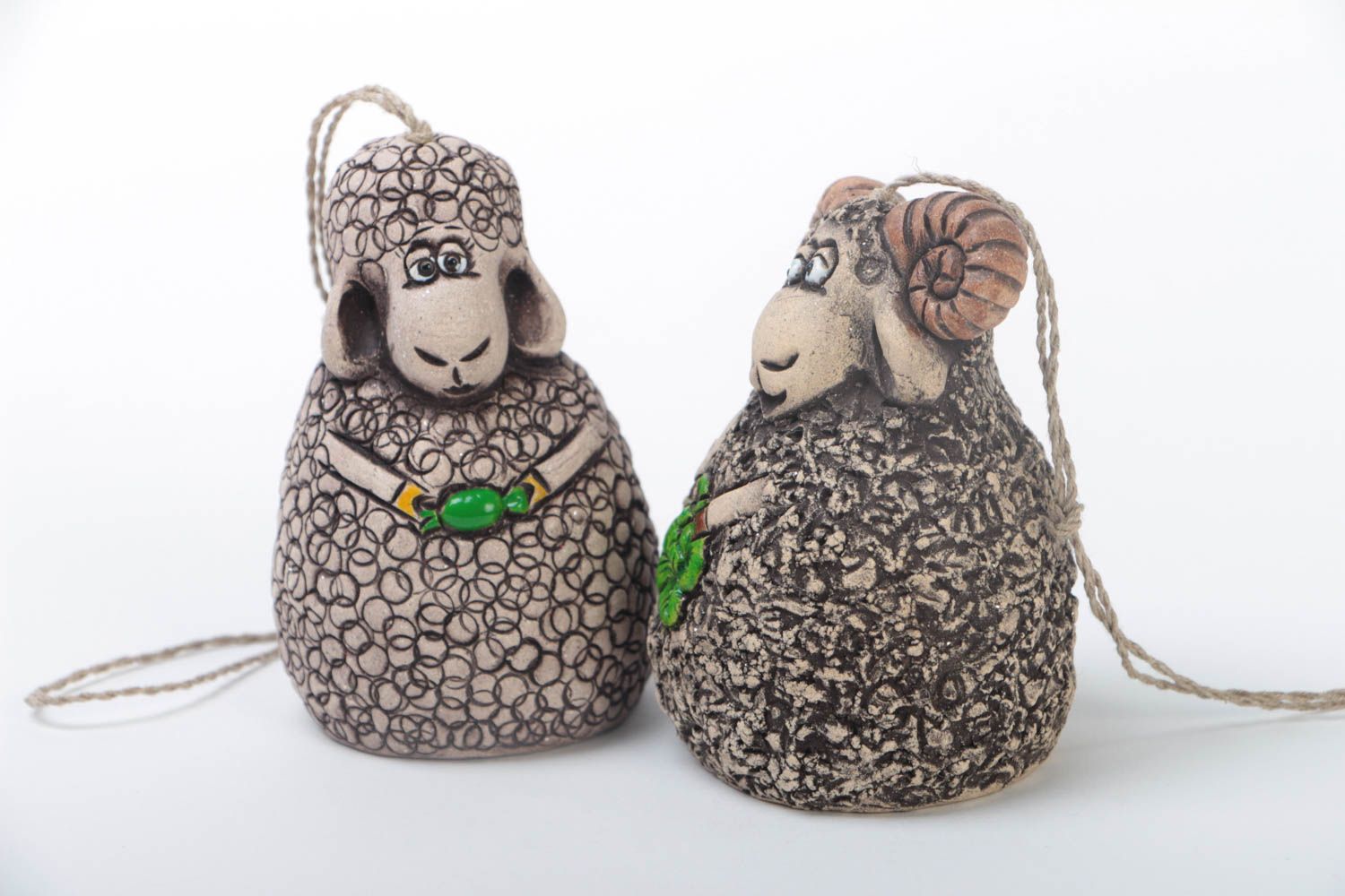 Set de clochettes décoratives moutons en argile faites main à suspendre 2 pièces photo 2