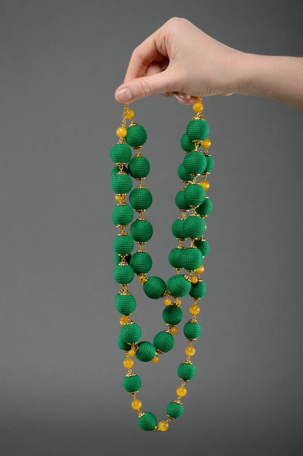 Collier tricoté au crochet fait main vert en fils cotonniers et perles fantaisie photo 4