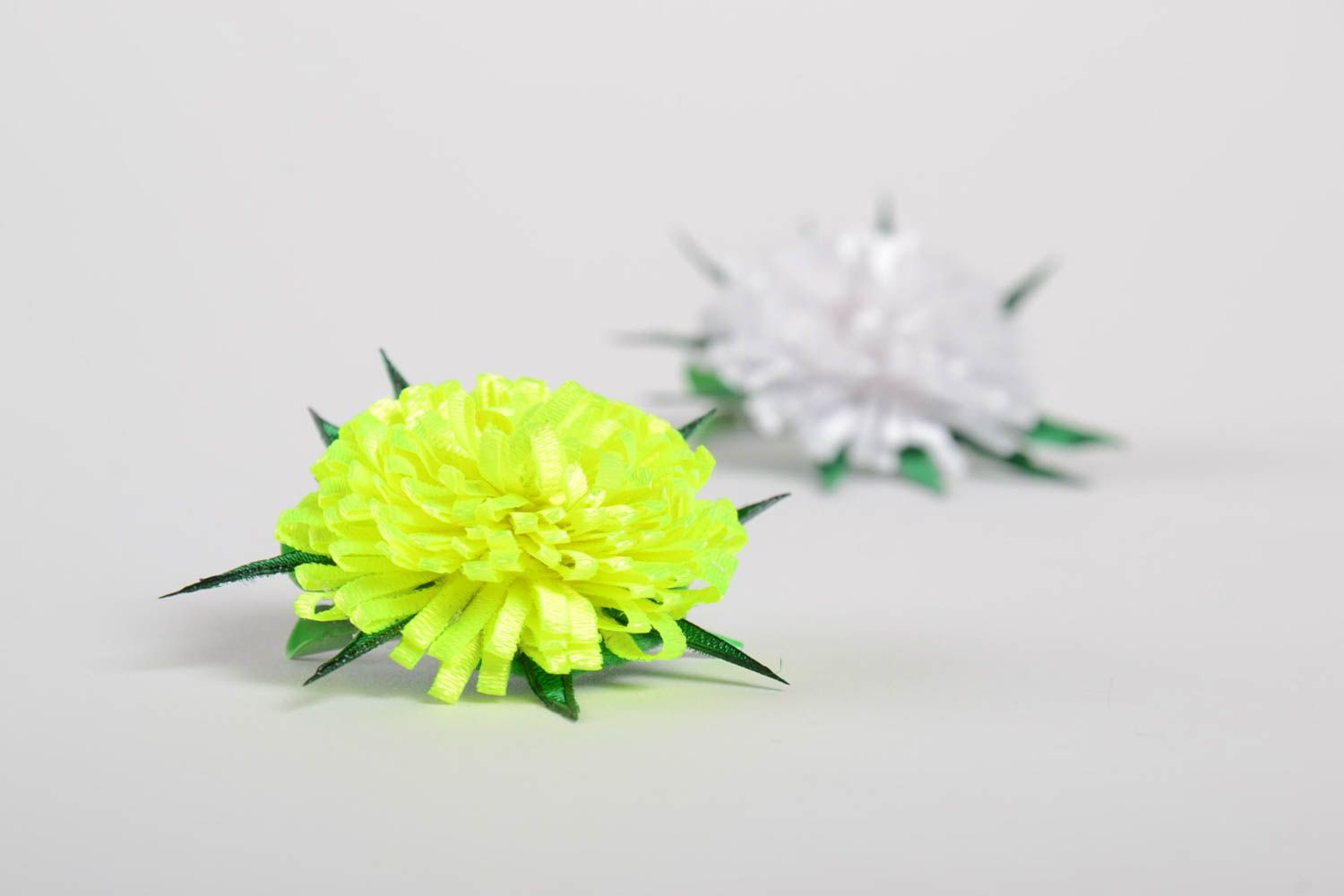 Designer Blumen Haarspangen Set 2 Stück in Weiß und Gelb handgemacht nicht groß foto 3