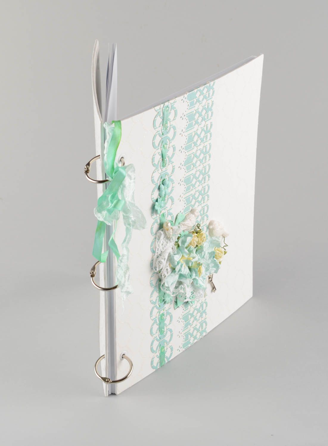 Schönes Gästebuch zur Hochzeit handmade Scrapbooking Technik in Weiß und Grün foto 4