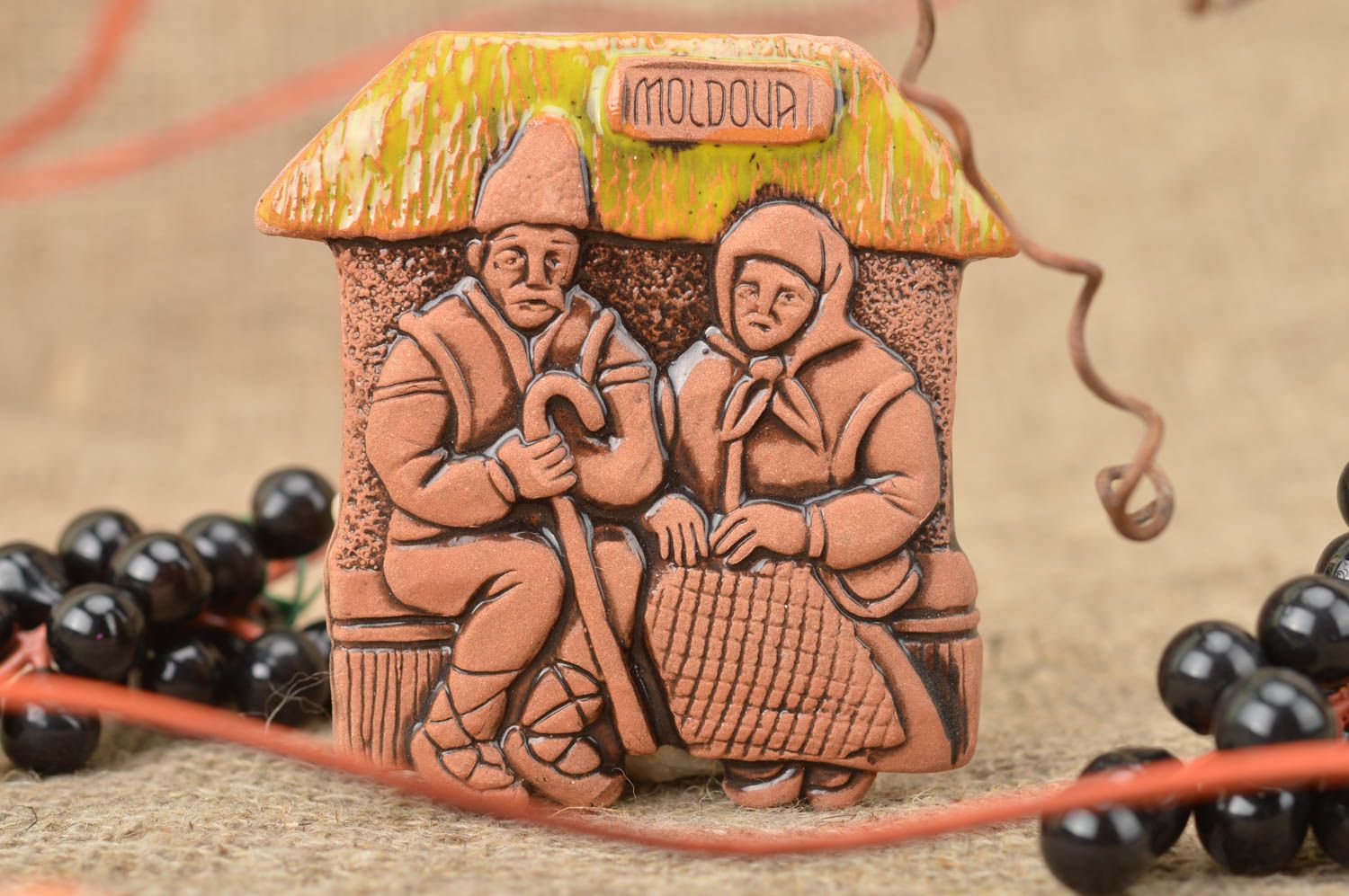 Bemalter Keramik Ethno Magnet handmade für Kühlschranktür Seniorenpaar  foto 1