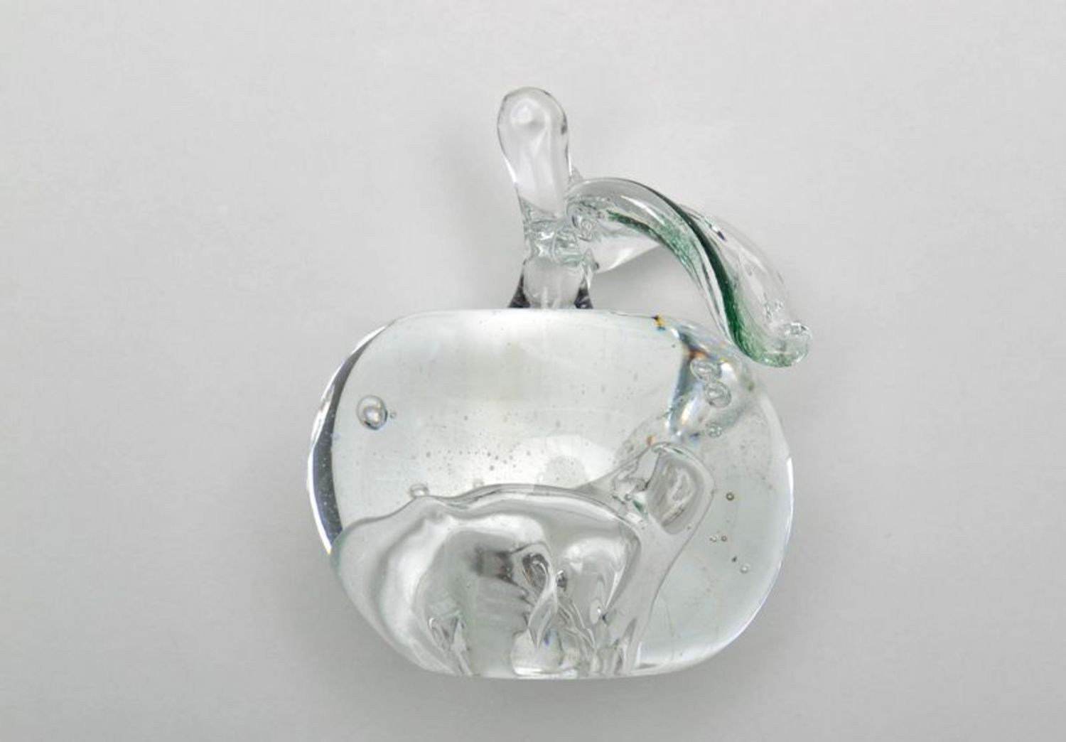 Estatueta decorativa maçã de vidro sem soprado foto 4