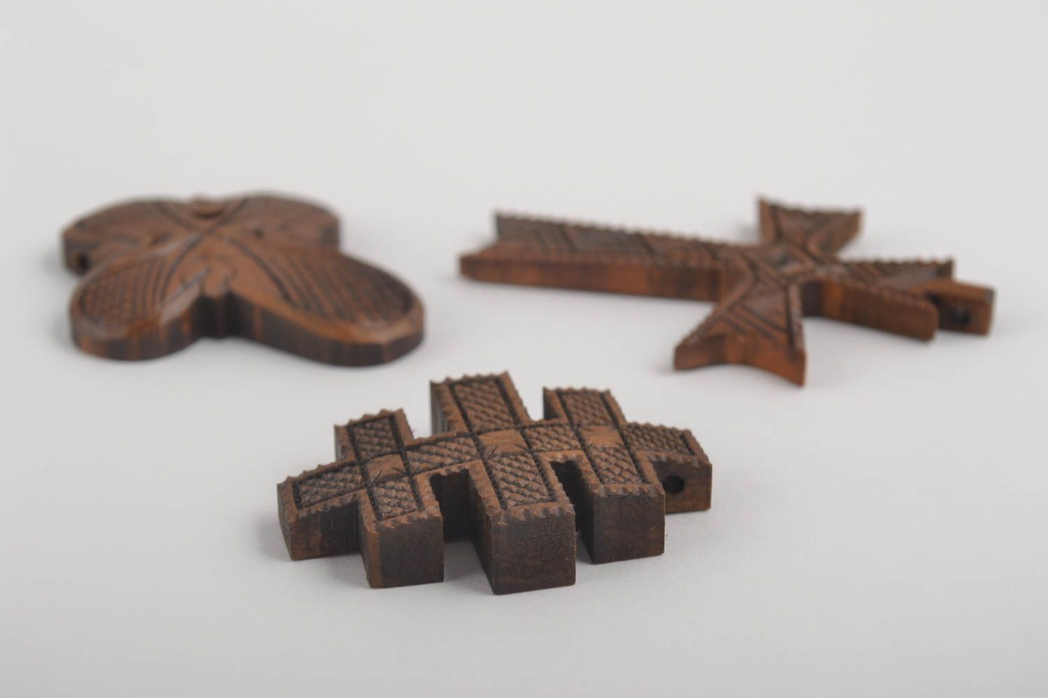 Croci di legno fatte a mano crocette intagliate di legno originali e belle 3 pz foto 5