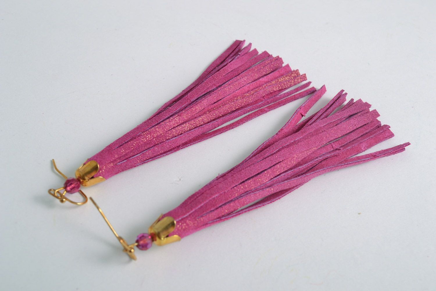 Pendientes largos con fleco de gamuza natural rosados hechos a mano foto 5