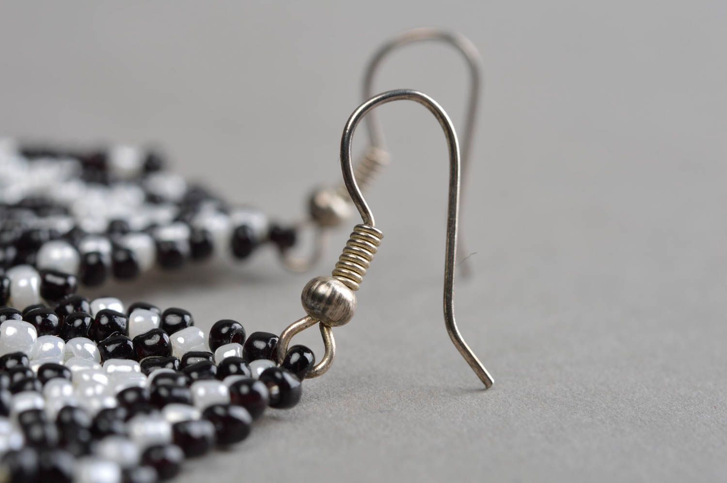 Boucles d'oreilles en perles de rocaille pendantes noir-blanc faites main photo 4