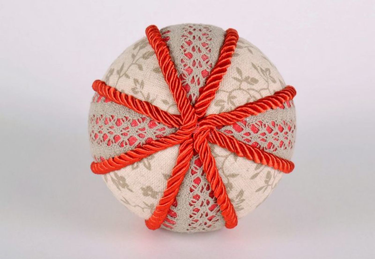 Новогодняя игрушка с красным шнуром шарик фото 2
