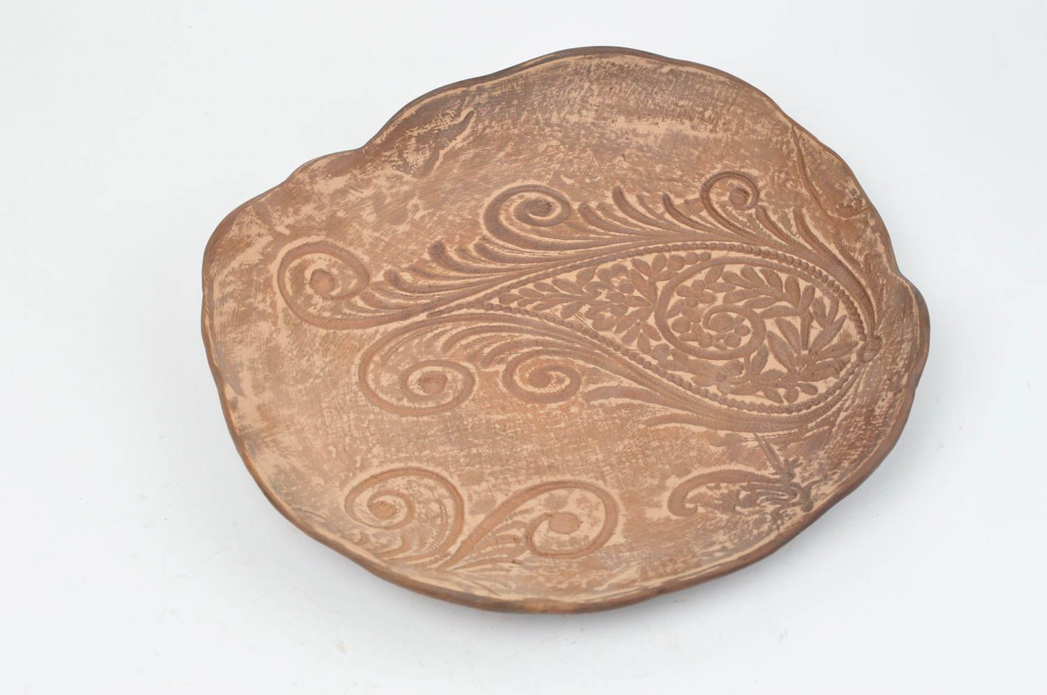 Assiette plate en terre cuite marron clair avec motif en relief ronde faite main photo 2
