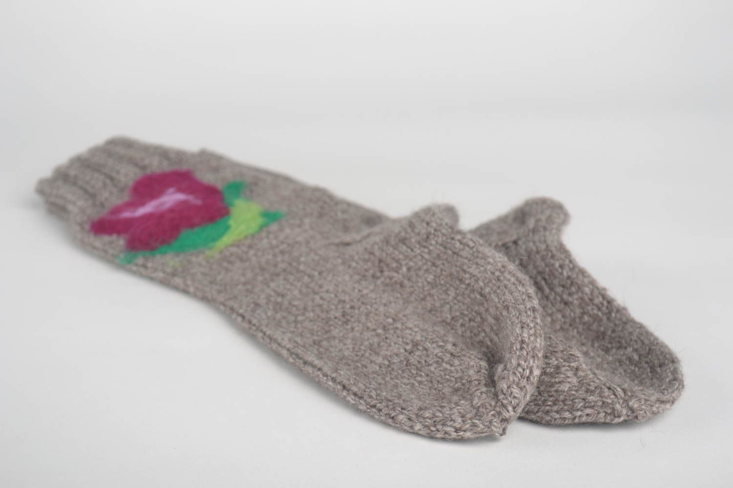 Chaussettes tricot faites main Vêtement femme grises avec fleurs Cadeau original photo 4