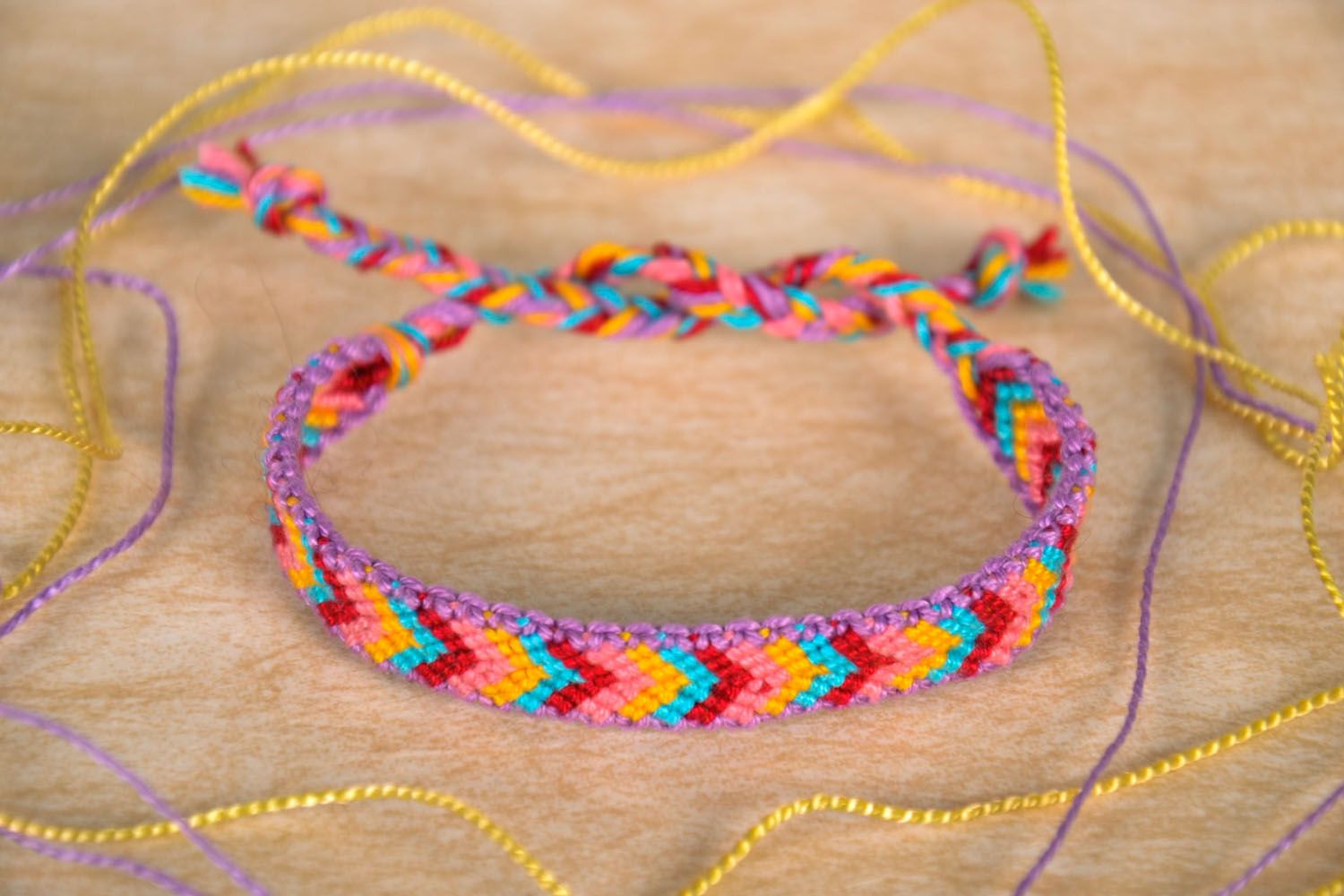Bracelet tressé en fils multicolores fait main photo 1
