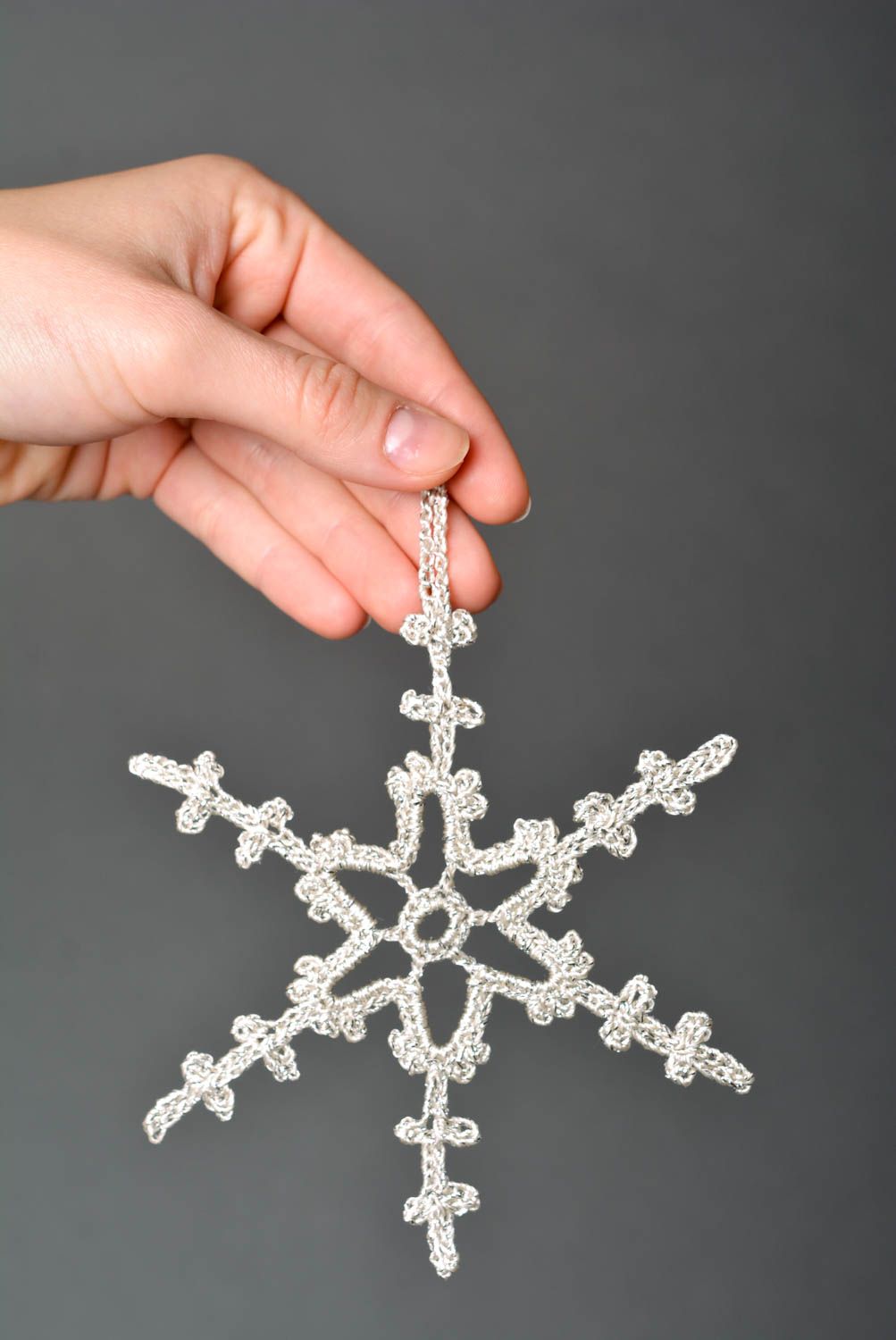 Вязаная снежинка крючком хэнд мейд декоративная подвеска новогоднее украшение фото 2