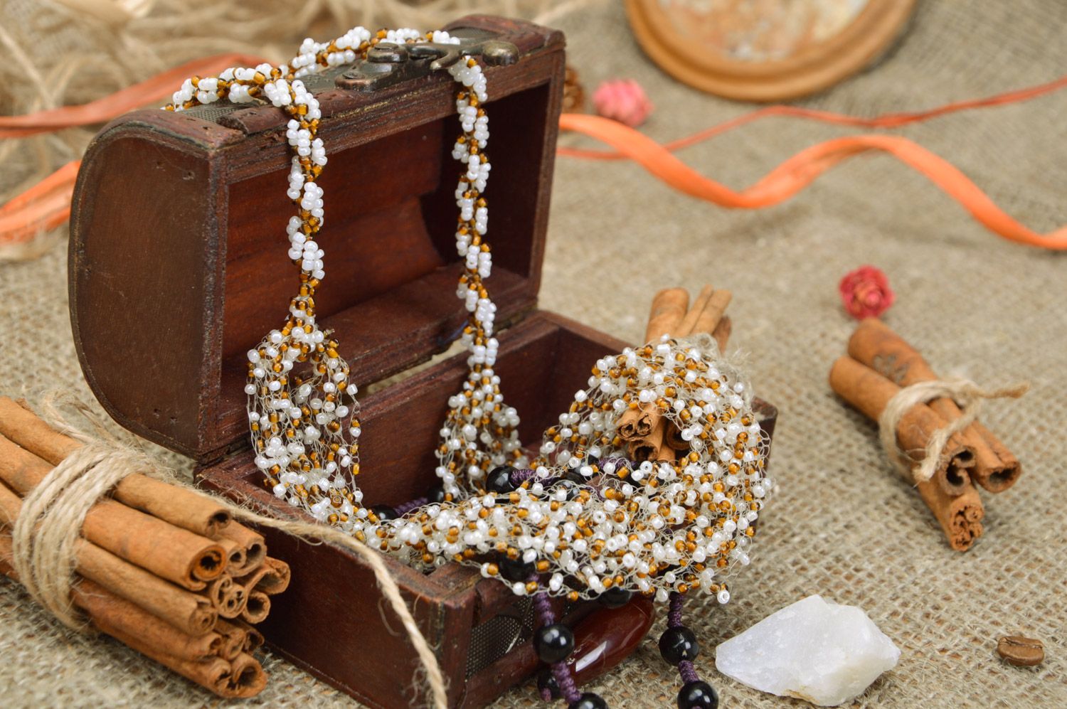 Bijou original collier en perles de rocaille tchèques blanc marron fait main photo 3