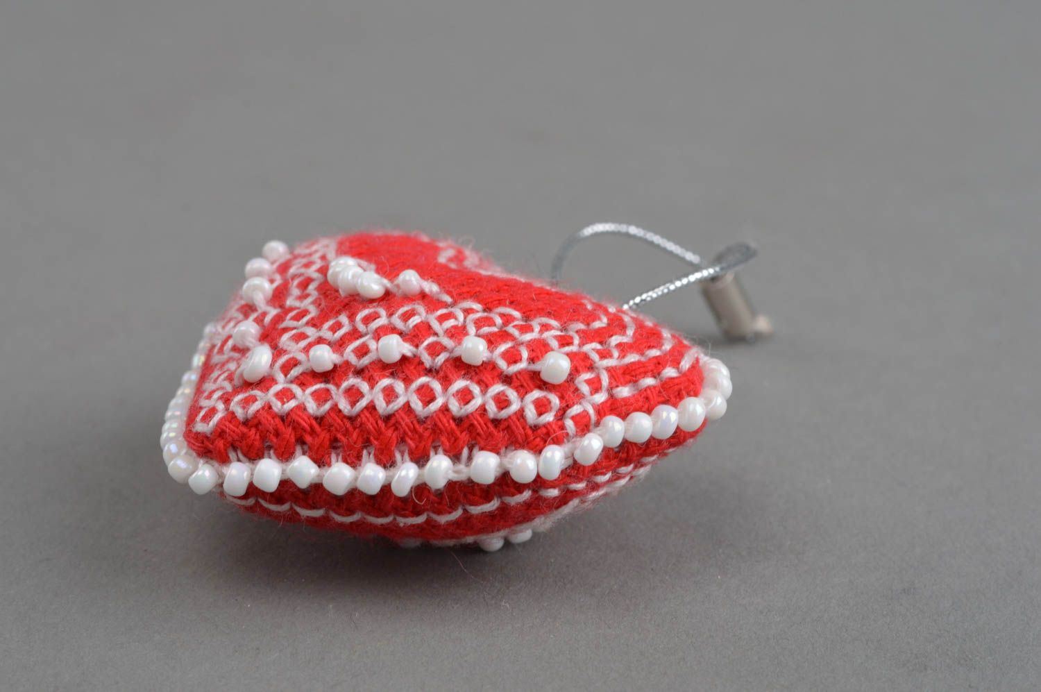 Porte-clés en canevas avec broderie en perles de rocaille fait main coeur rouge photo 3