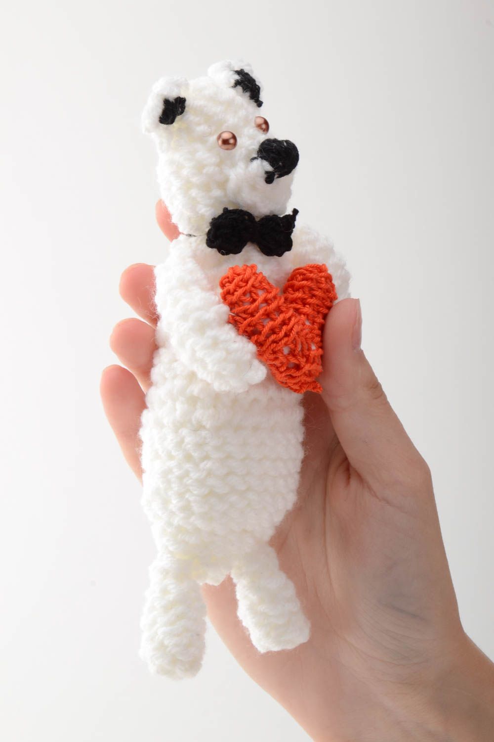 Petit jouet ours tricoté au crochet fait main blanc avec coeur original photo 2