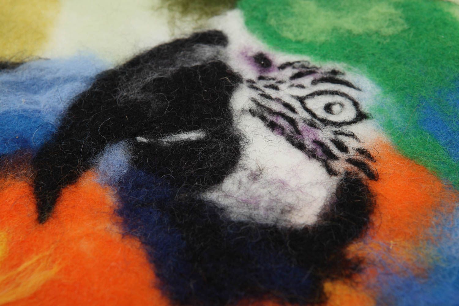 Картина с попугаем из шерсти в технике мокрого валяния ручной работы красочная фото 3