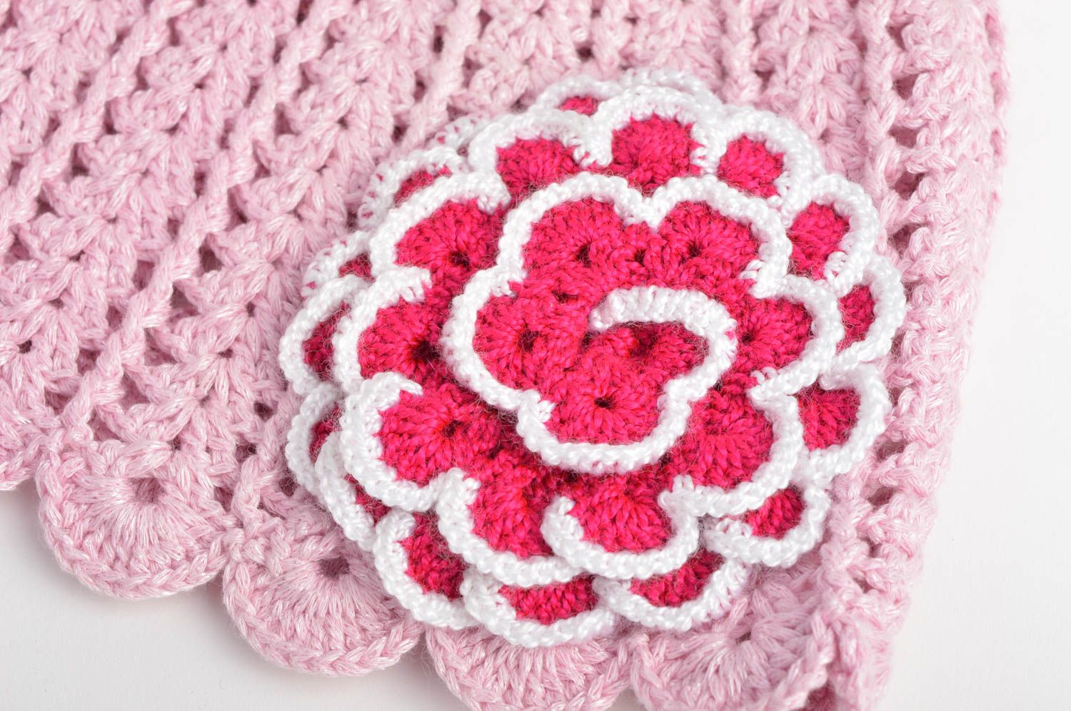 Розовая шапка крючком из хлопка и акрила ручной работы для девочки с цветком фото 5