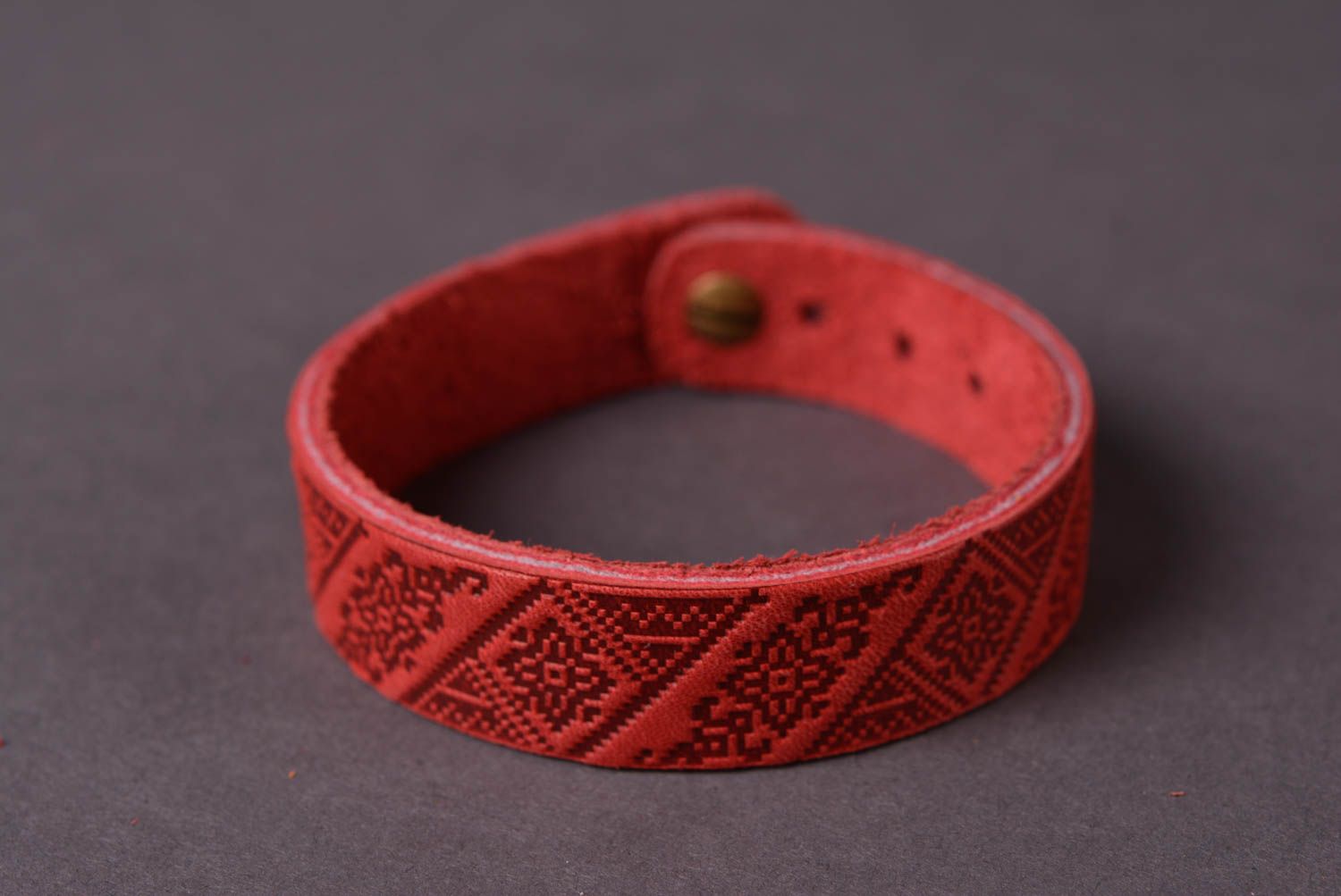 Кожаный браслет ручной работы украшение из кожи красный браслет на руку фото 3