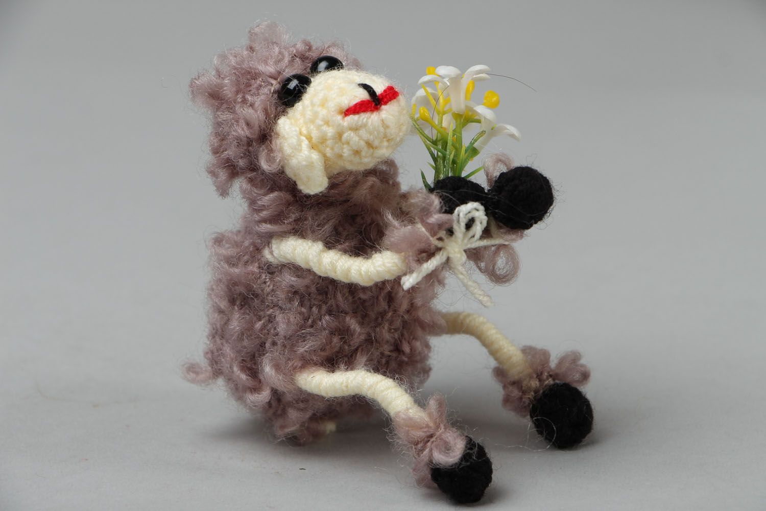 Jouet mou tricoté fait main Brebis avec fleurs photo 1