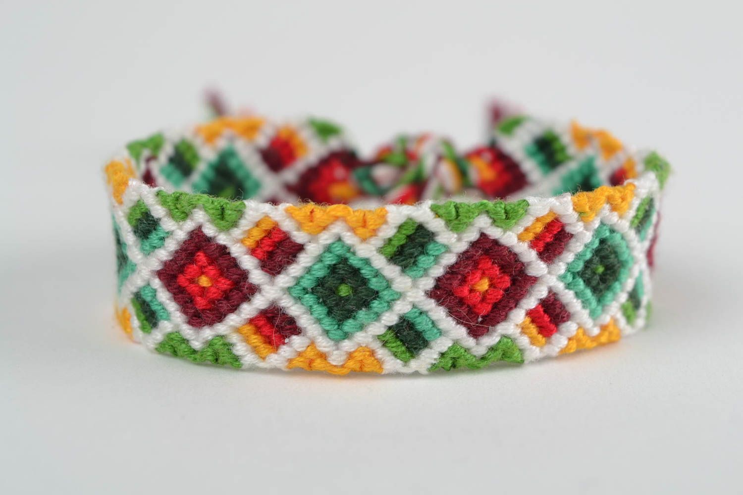 Bracelet en macramé de fils moulinés tressé multicolore motif losange fait main photo 3