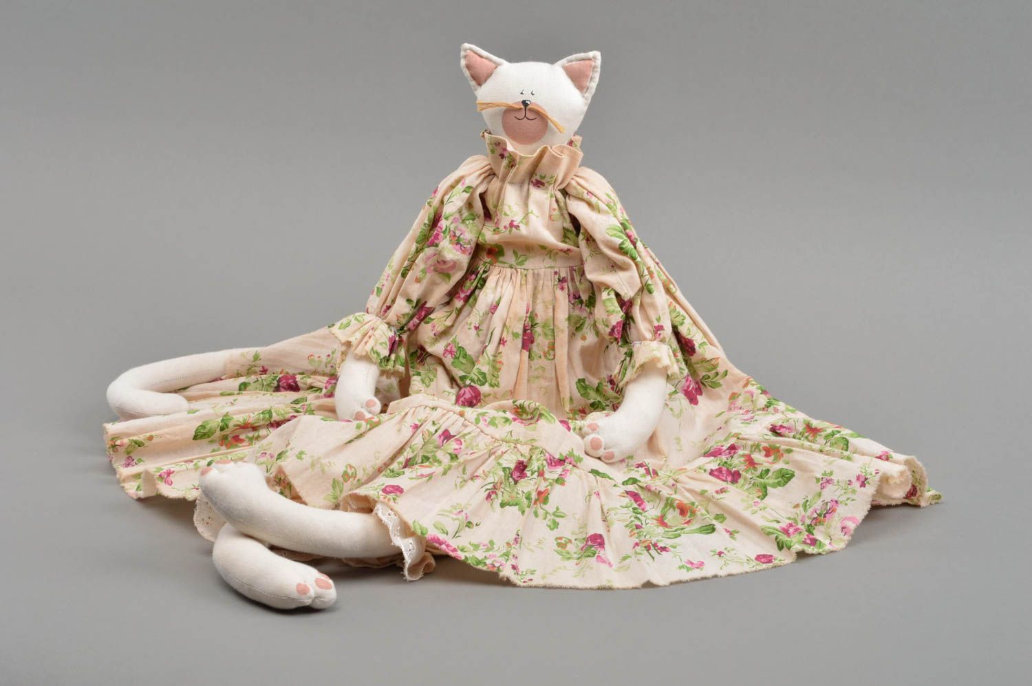 Тканевая игрушка кошка белая в цветочном красивом платье небольшая ручной работы фото 3