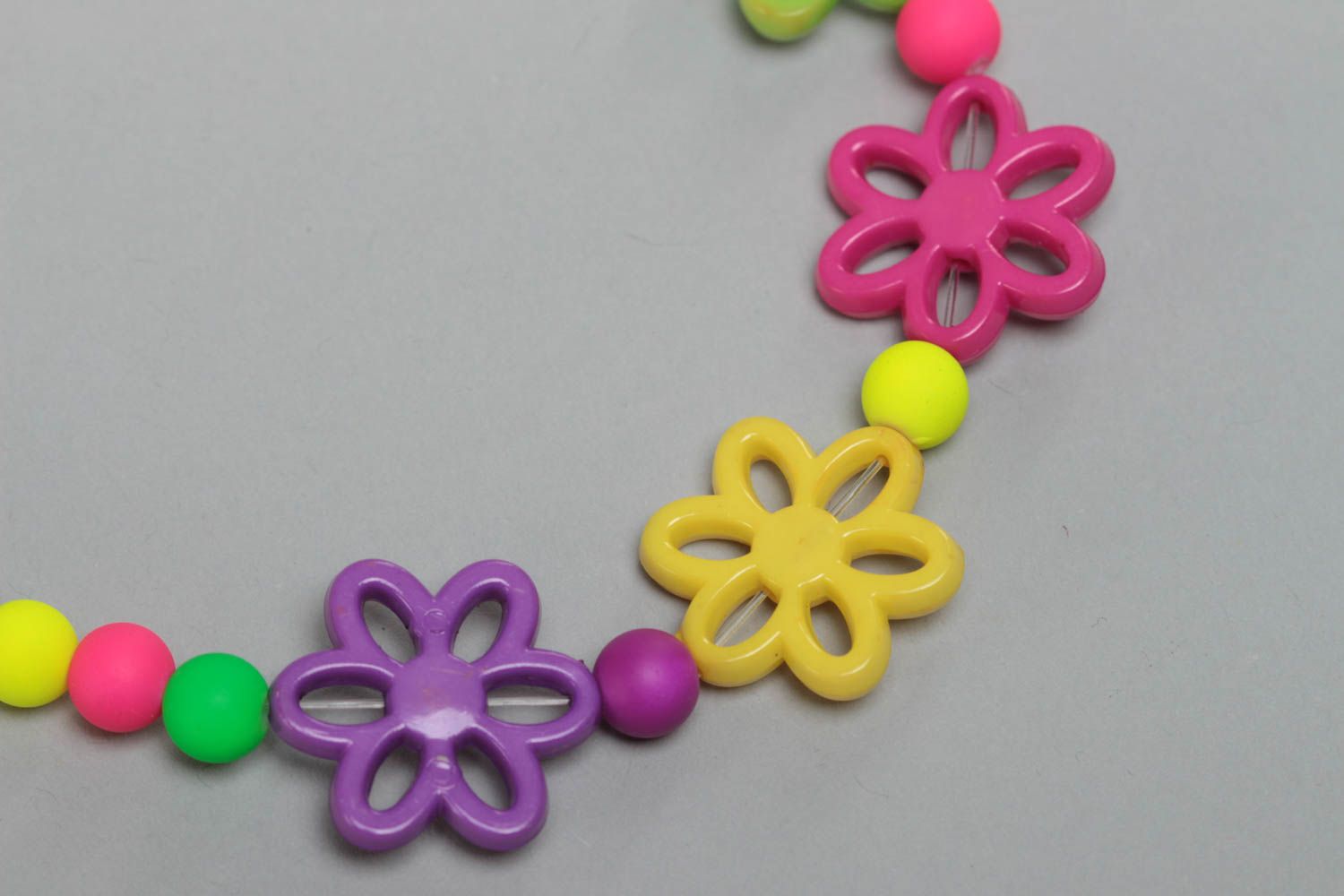 Unusual beautiful bright children's plastic bead necklace photo 3