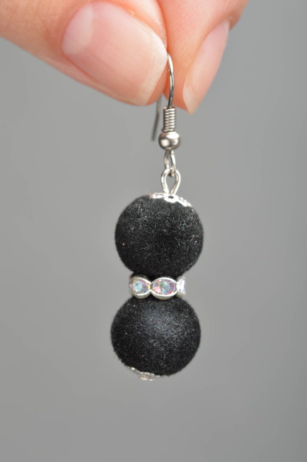 Orecchini di perle fatti a mano rotondi accessorio originale bello da donna
 foto 3