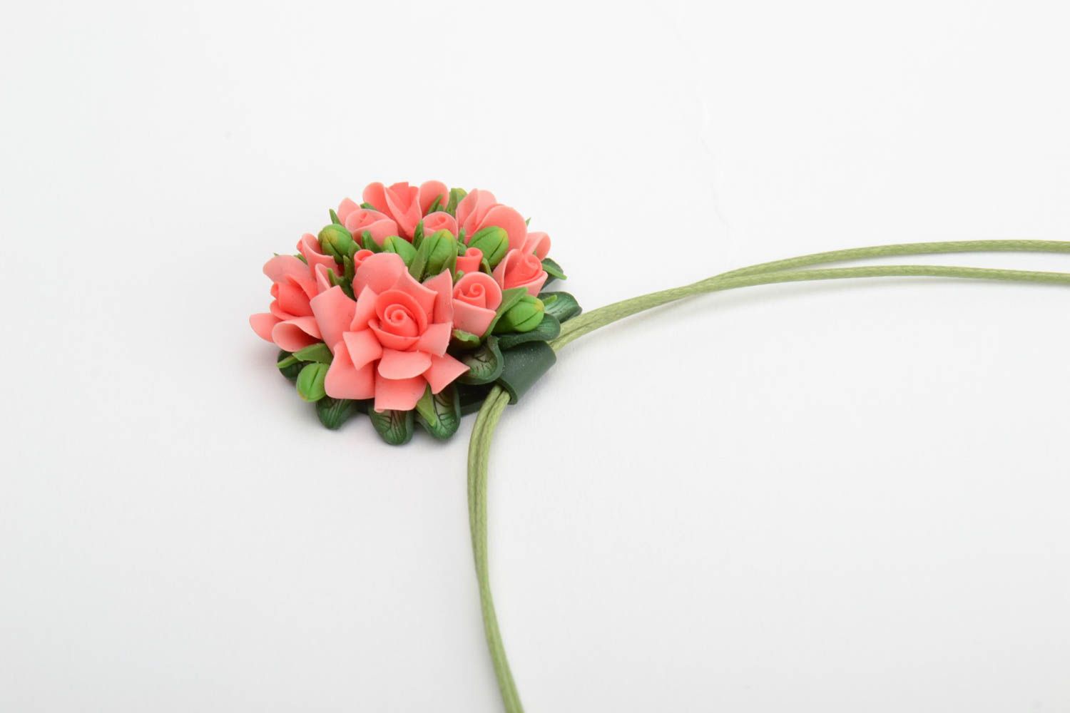 Zarter rosa Polymer Clay Anhänger mit Blumen und Schnur Handarbeit foto 3