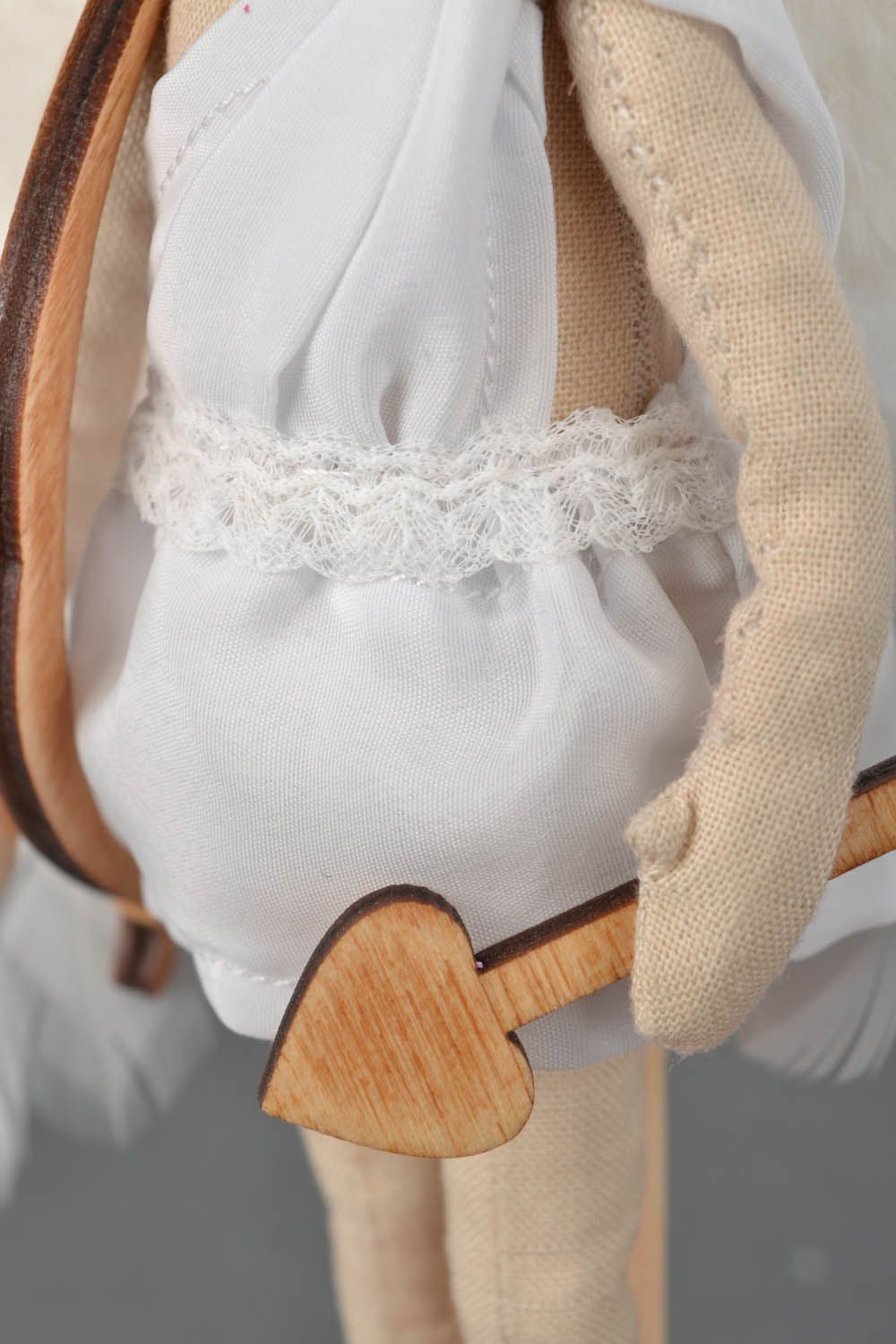 Bambola bella in stoffa fatta a mano pupazzo tessile amorino con supporto foto 4