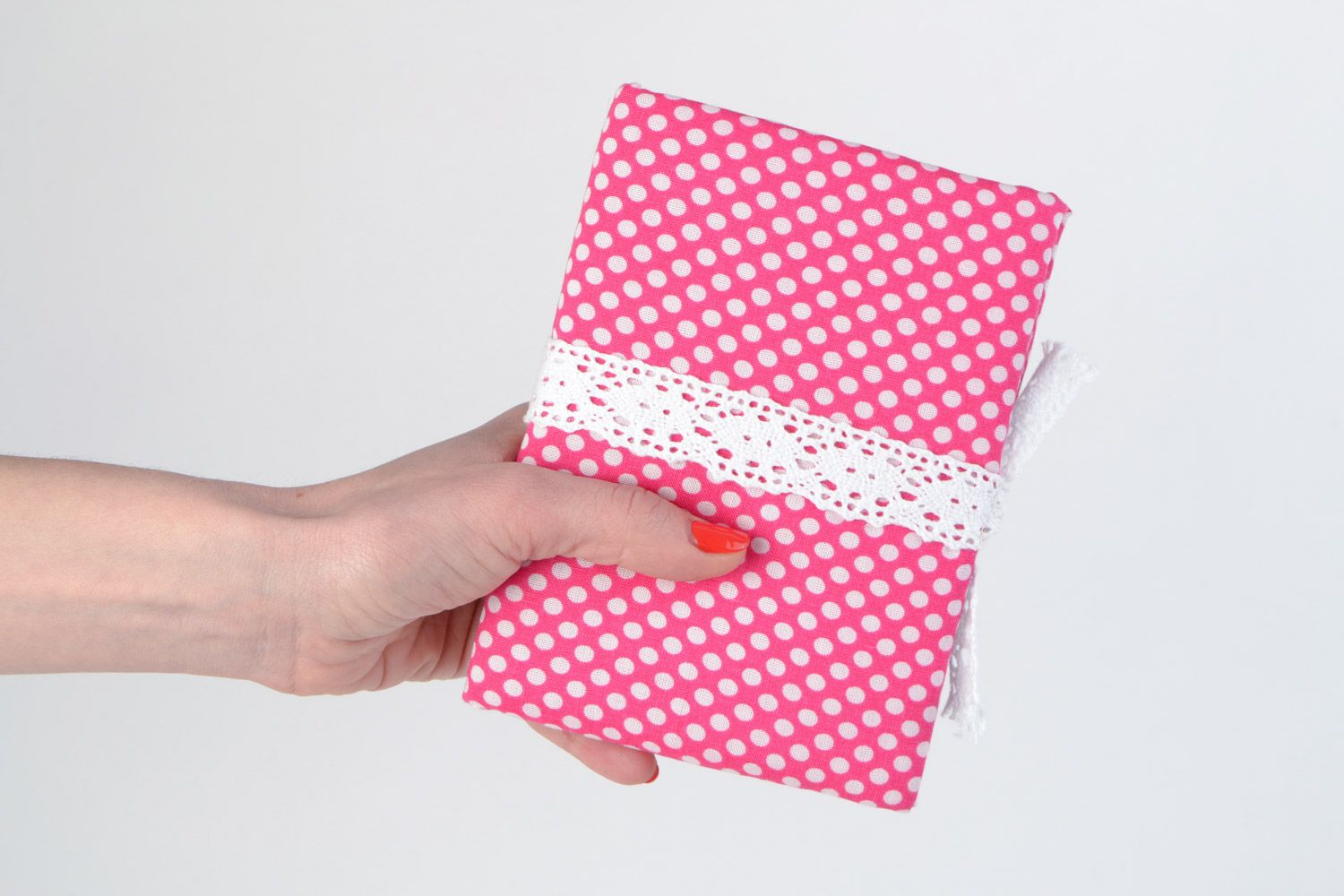 Розовый блокнот ручной работы с тканевой обложкой в белый горошек на 60 листов фото 2