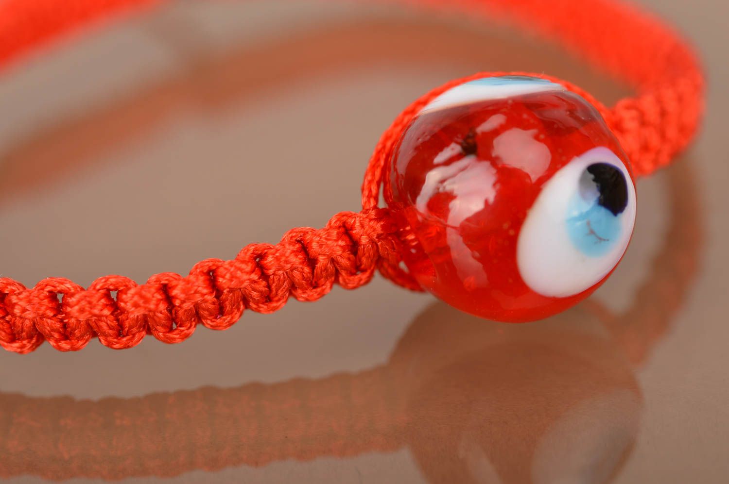 Браслет из вощеного шнурка красный плетеный с красным глазом ручной работы фото 3