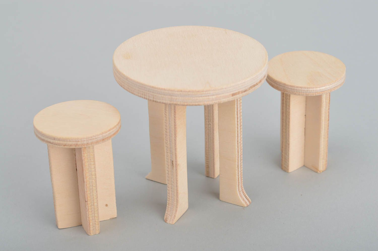 Juego de muebles de muñecas en miniatura de dos sillas y mesa de madera foto 2