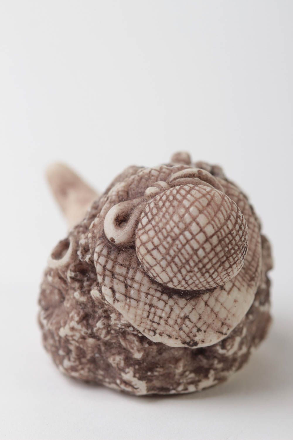 Миниатюрная фигурка из полимерной смолы в виде ежика в шляпке для декора фото 4