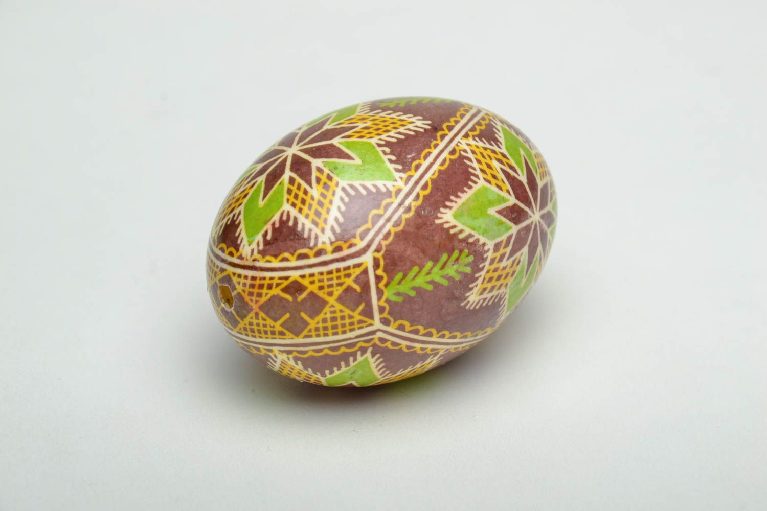 Oeuf de Pâques fait main avec ornements ethniques peints de colorants d'aniline photo 4