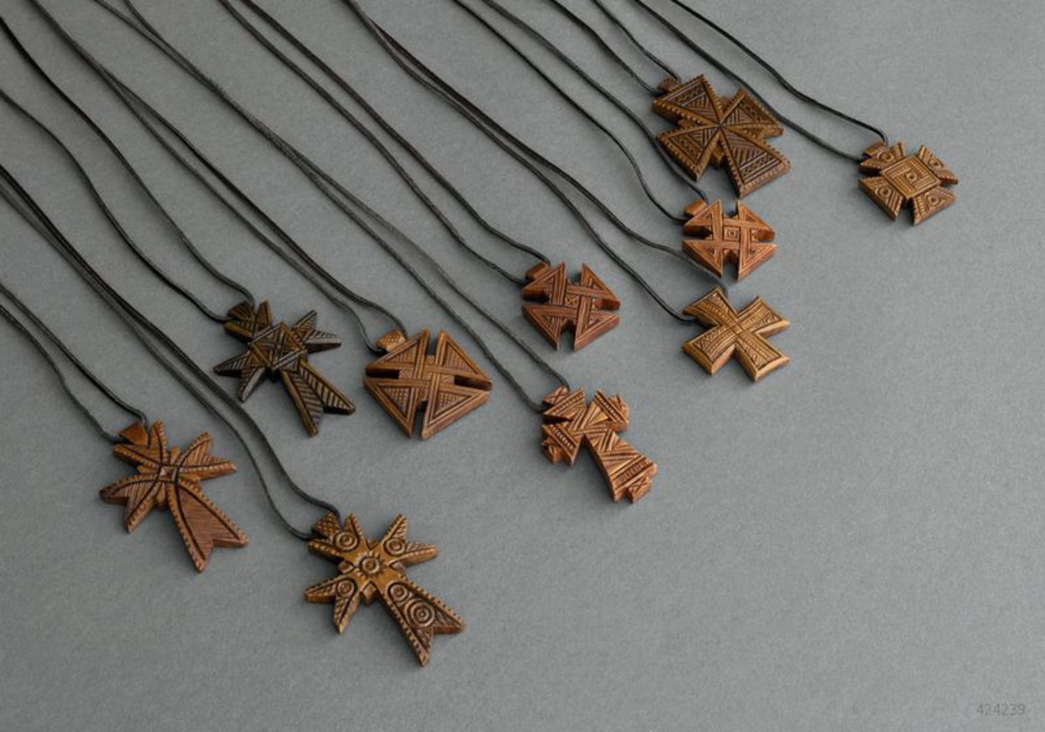 Croce di legno da collo fatta a mano Croce intagliata in legno Croce con laccio
 foto 4
