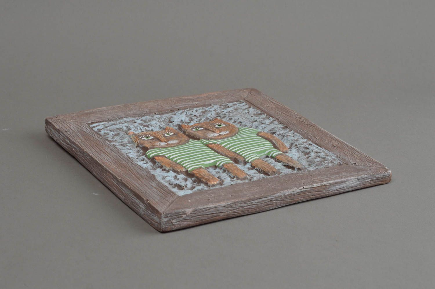 Расписное панно из гипса квадратное ручной работы Два котика в полосатых майках фото 1