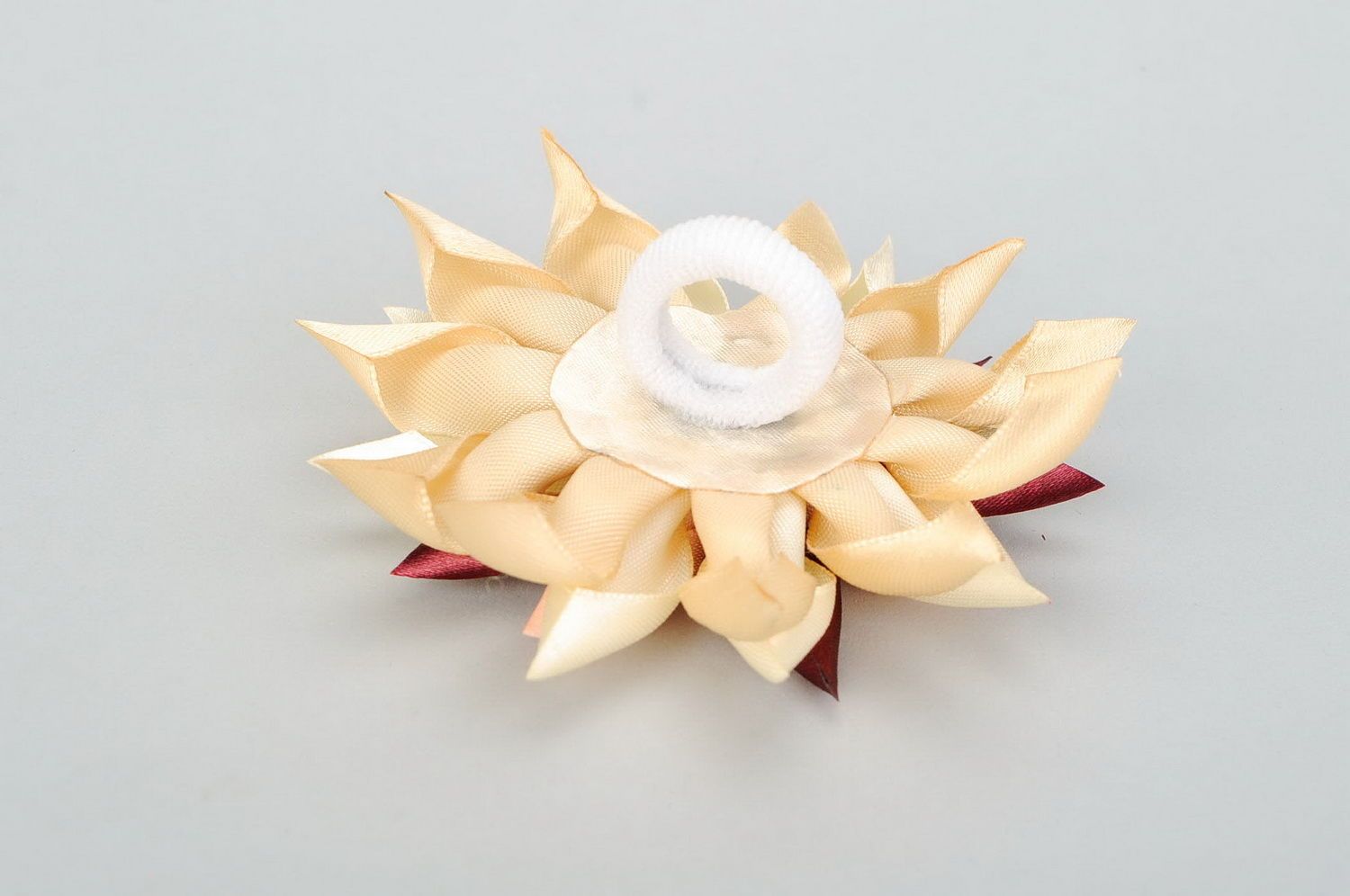 Haargummi-Blume aus Atlasbändern foto 4