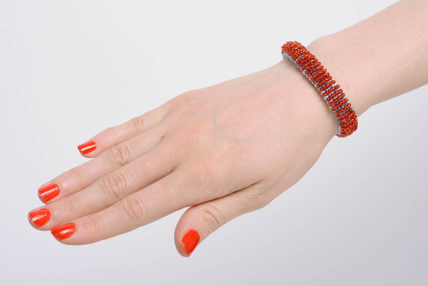 Handgemachtes rot blaues geflochtenes Armband aus Glasperlen Damen Schmuck foto 2