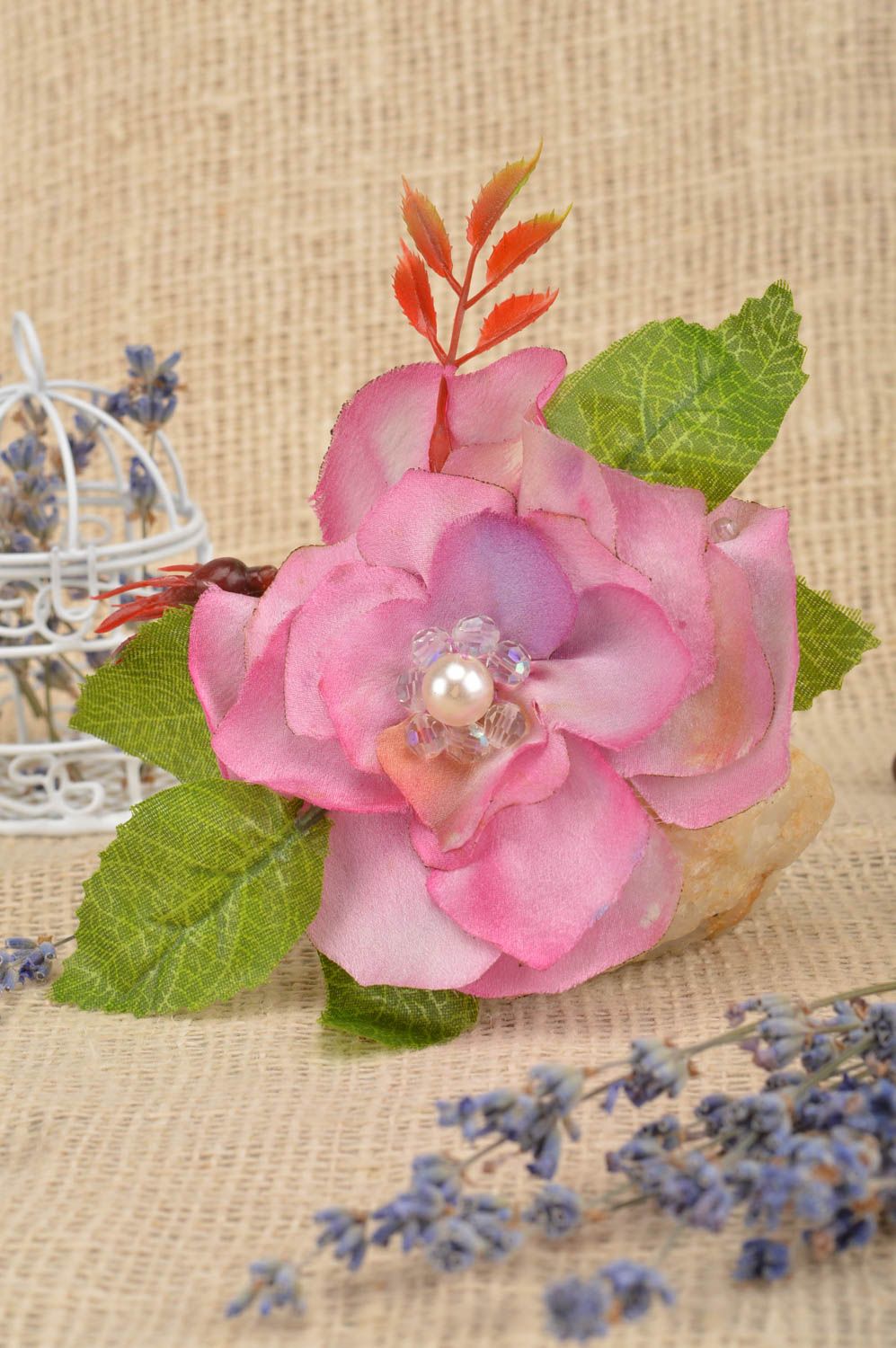 Брошь цветок из ткани в виде розы розовая с бусинами красивая ручной работы фото 1