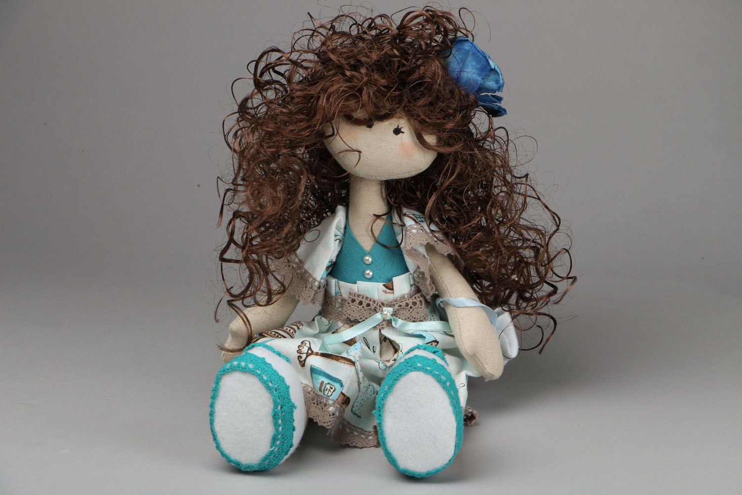 Мягкая кукла в голубом платье фото 1