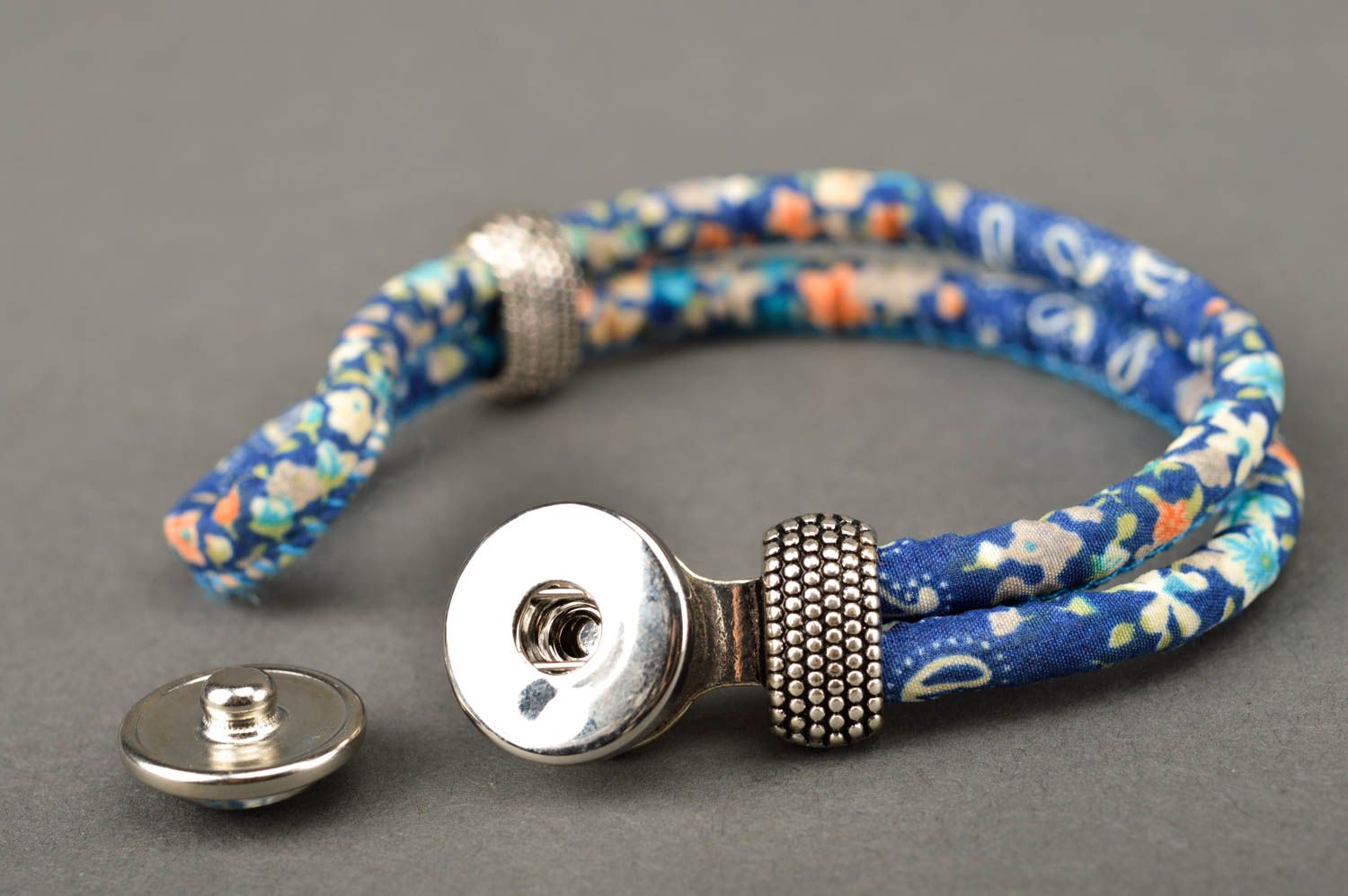 Bracelet textile fantaisie bleu Bijou fait main Accessoire original pour femme photo 3