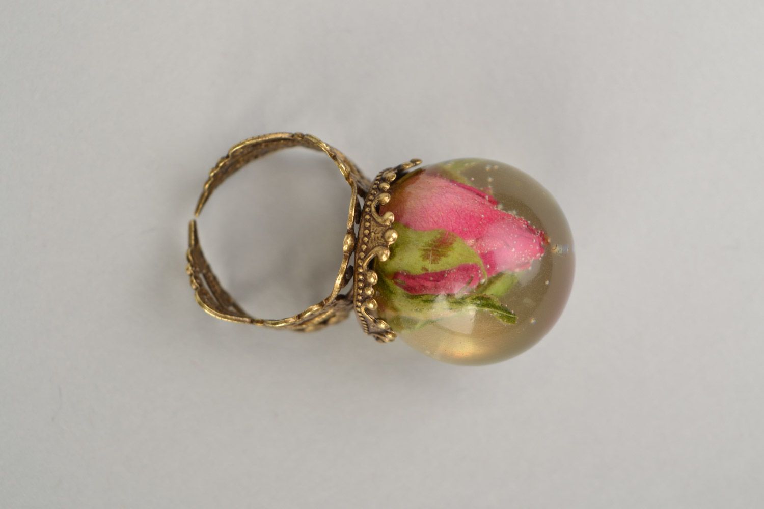 Перстень с живыми цветами в эпоксидной смоле и красивой фурнитурой хэнд мэйд фото 5