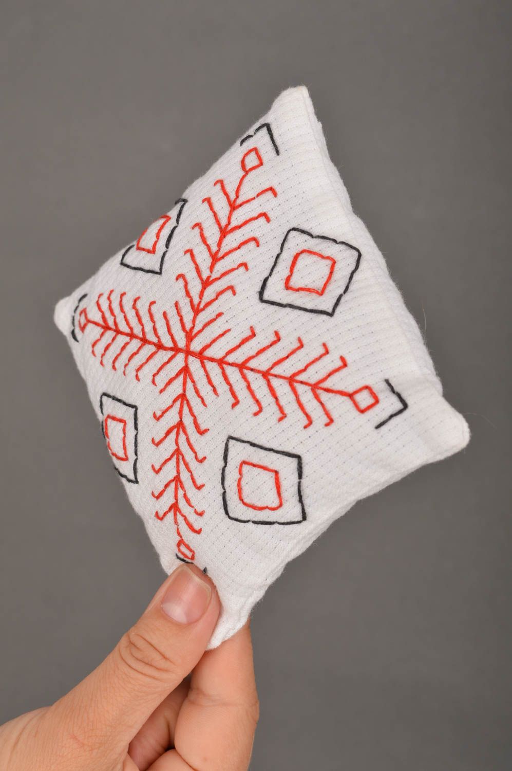 Декоративная подушечка с вышивкой ручной работы авторская красивая маленькая фото 3