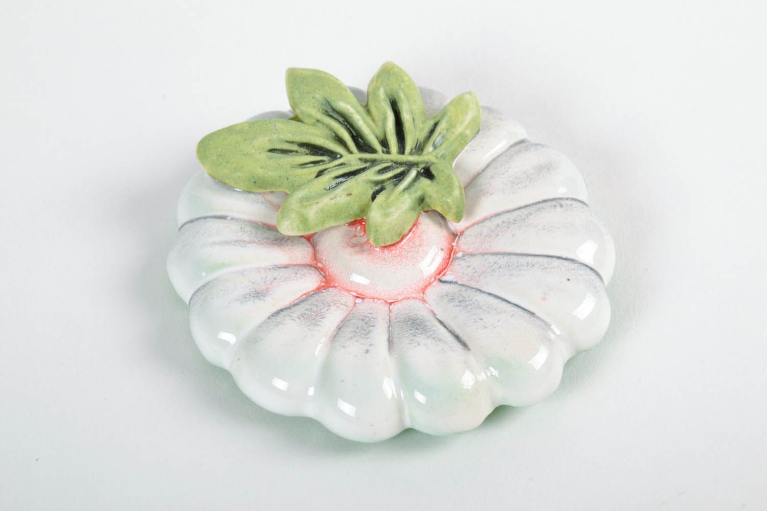 Keramik-Kühlschrankmagnet Kamille mit Blatt foto 3