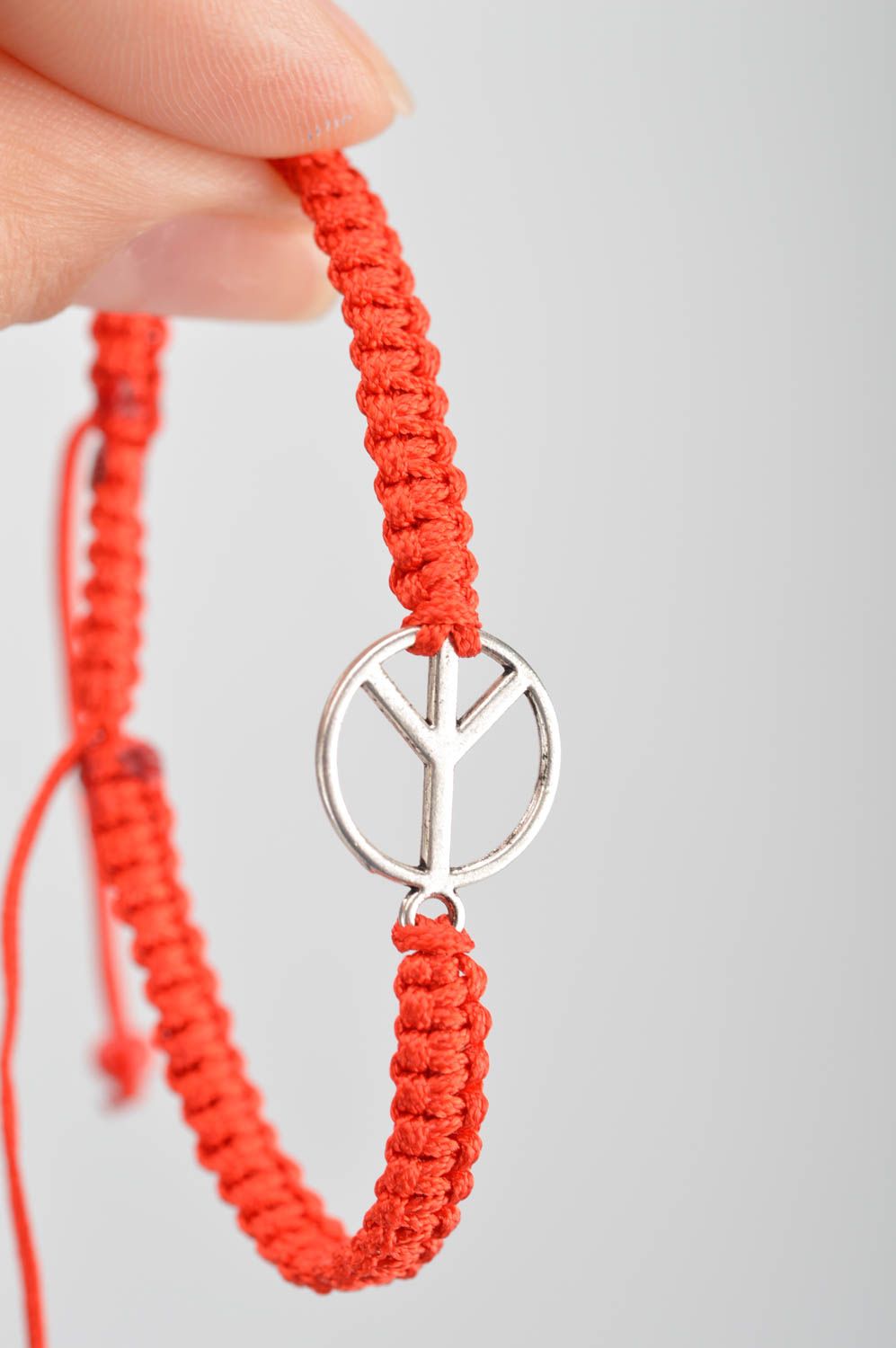 Geflochtenes Armband mit Friedenszeichen rot handmade originell eng Geschenk foto 3