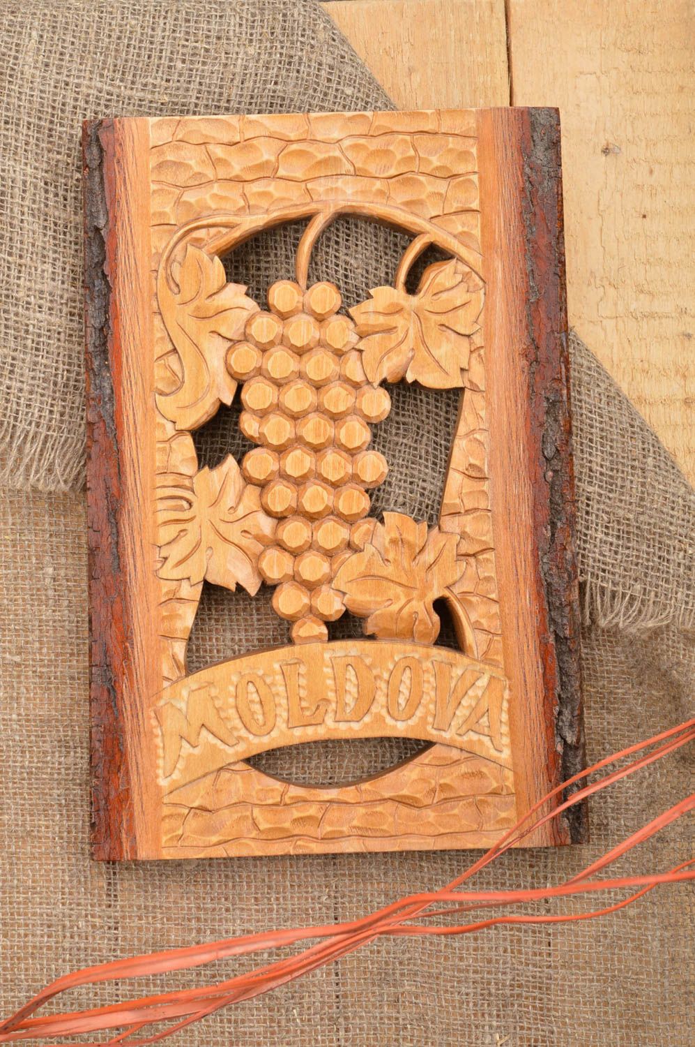 Красивое настенное панно из дерева ручной работы в виде виноградной лозы фото 1