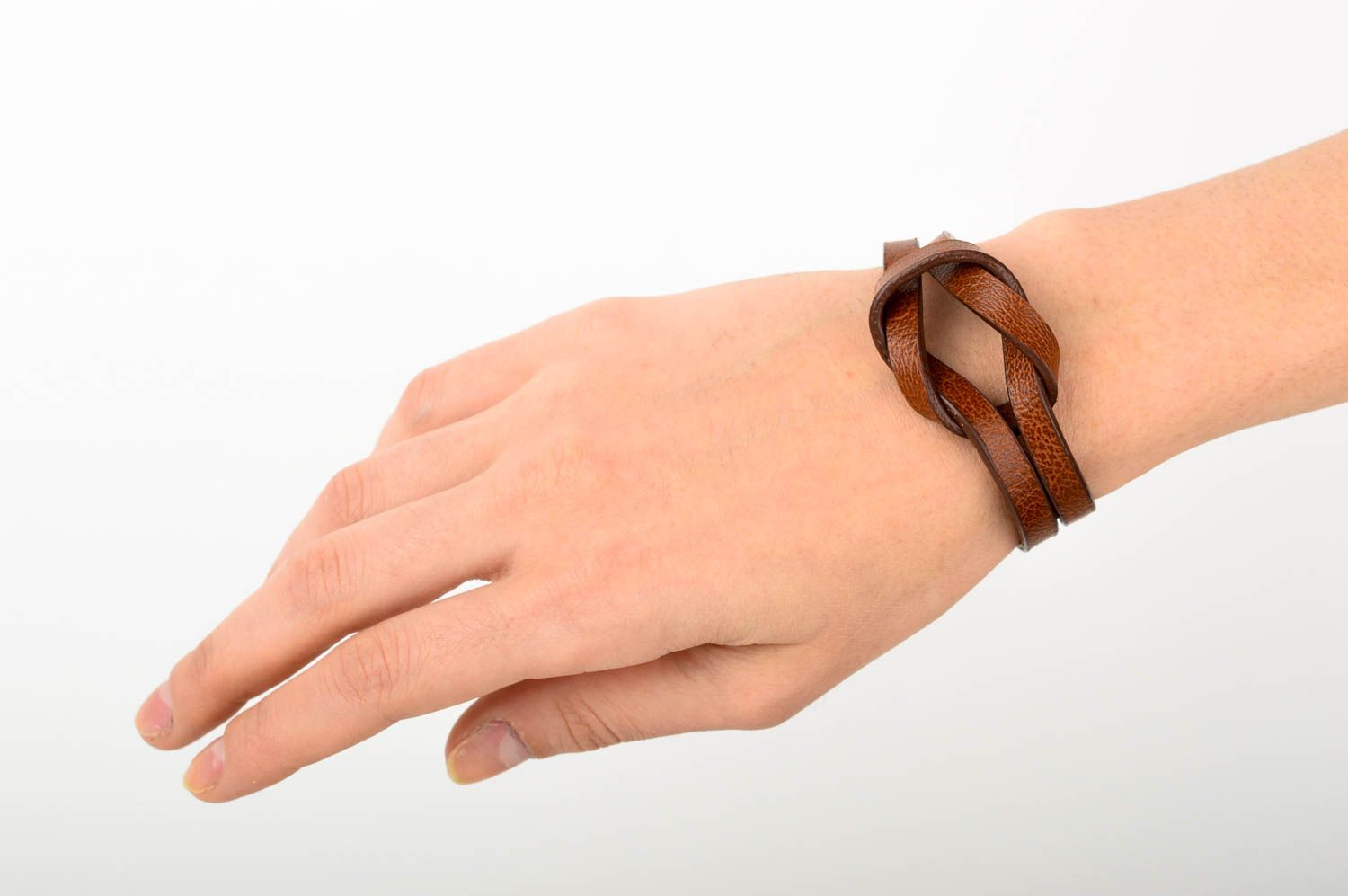 Bracelet cuir marron Bijou fait main élégant sobre Accessoire pour femme photo 2